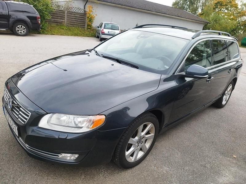 Grå Begagnad 2013 Volvo V70 Momentum Kombi | 109 900 kr (Marknadspris) - Bild 1/3