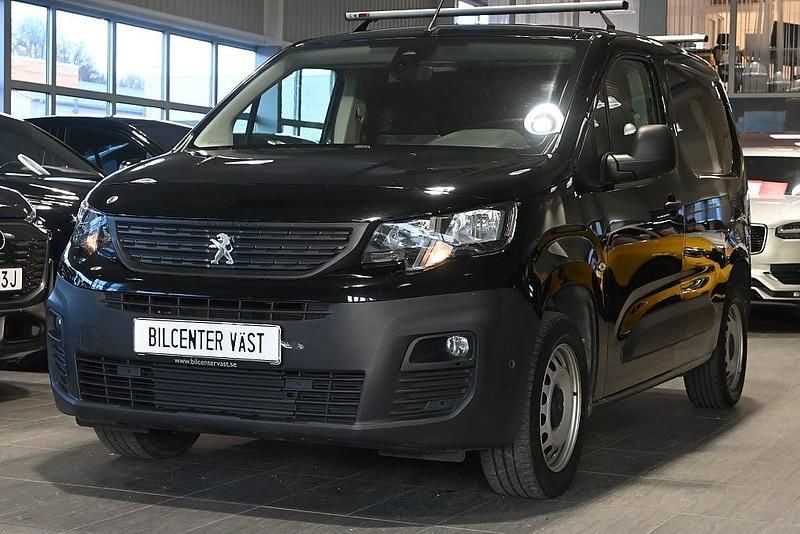 Svart Begagnad 2021 Peugeot Partner Minibuss | 149 000 kr (Bra pris) - Bild 1/4