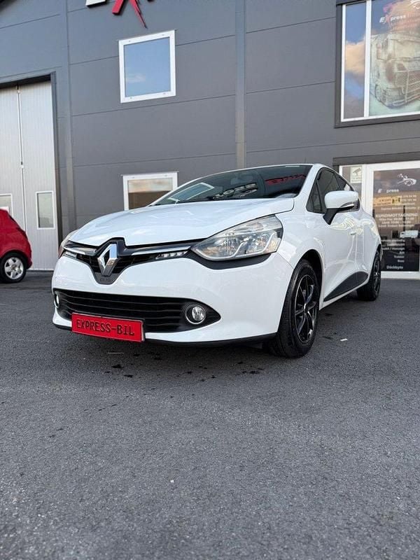 Vit Begagnad 2015 Renault Clio IV Halvkombi | 79 900 kr (Marknadspris) - Bild 1/4