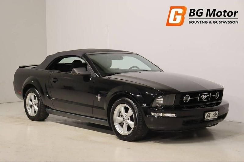 Svart Begagnad 2007 Ford Mustang Cab | 139 900 kr (Marknadspris) - Bild 1/3