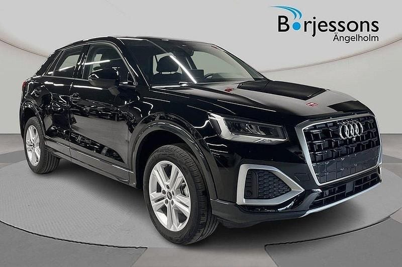 Svart Ny 2025 Audi Q2 Advanced Plus SUV | 329 900 kr (Bra pris) - Bild 1/4