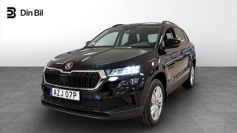 Svart Ny 2025 Skoda Karoq Selection SUV | 339 900 kr (Bra pris) - Bild 1/4