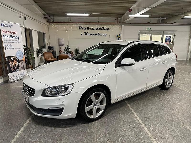 Vit Begagnad 2014 Volvo V60 Kinetic Kombi | 79 900 kr (Marknadspris) - Bild 1/4