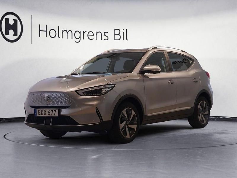 Grå Begagnad 2022 MG ZS Luxury Sedan | 224 900 kr (Marknadspris) - Bild 1/4