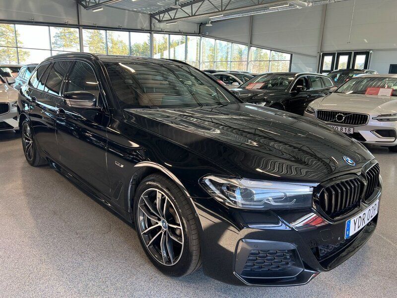 Svart Begagnad 2022 BMW 530e M Sport Kombi | 309 900 kr (Marknadspris) - Bild 1/4