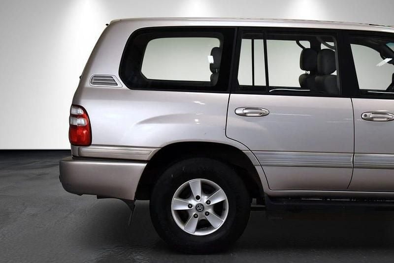 Begagnad Toyota Land Cruiser 204 HK (150 kW) 2005 Silver SUV