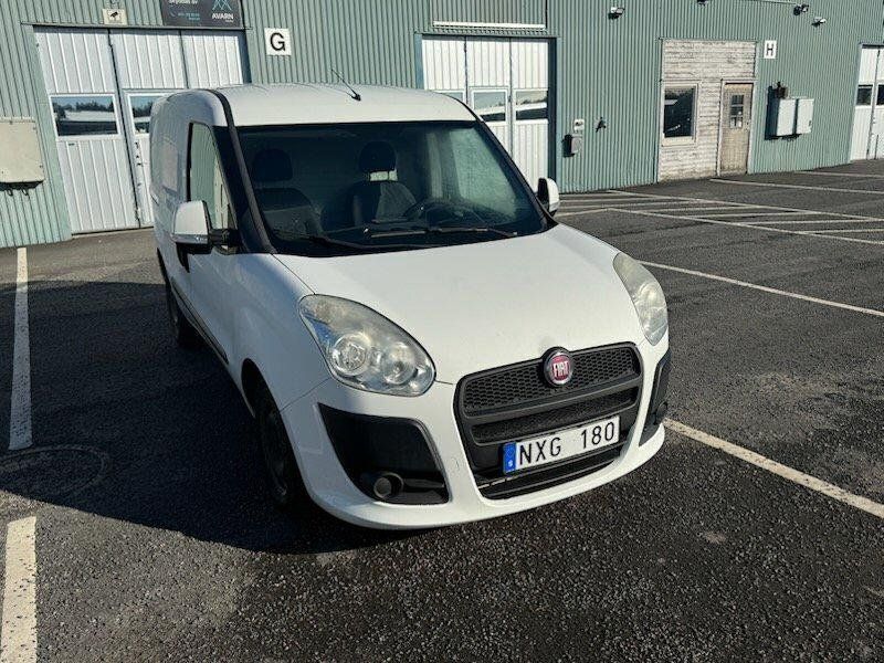 Vit Begagnad 2014 Fiat Doblò Minibuss | 32 000 kr (Marknadspris) - Bild 1/4