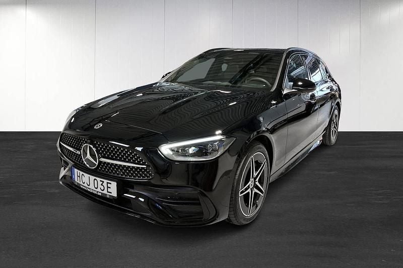 Svart (black) Begagnad 2024 Mercedes C300e AMG Kombi | 529 900 kr (Marknadspris) - Bild 1/4
