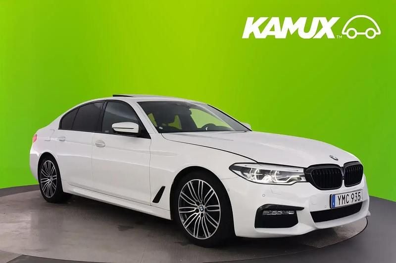 Vit Begagnad 2017 BMW 520 M Sport Sedan | 304 800 kr (Bra pris) - Bild 1/4