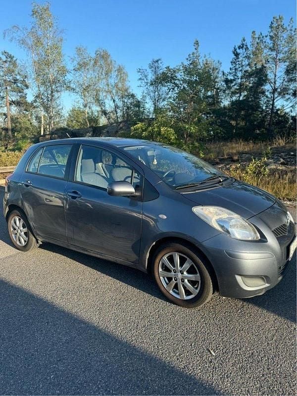 Blå Begagnad 2009 Toyota Yaris Halvkombi | 34 000 kr (Bra pris) - Bild 1/4
