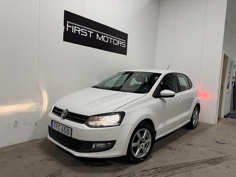 Vit Begagnad 2013 VW Polo Halvkombi | 88 700 kr (Marknadspris) - Bild 1/4