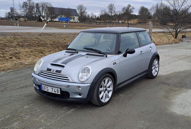Grå Begagnad 2003 Mini Cooper S Halvkombi | 45 000 kr (Dyr) - Bild 1/4