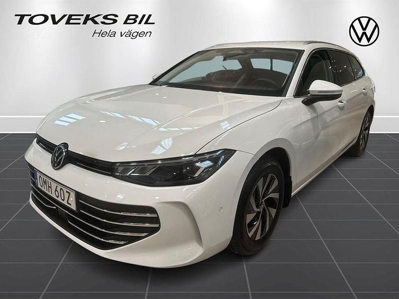 Vit (pure white) Begagnad 2024 VW Passat GT Kombi | 374 900 kr (Marknadspris) - Bild 1/4