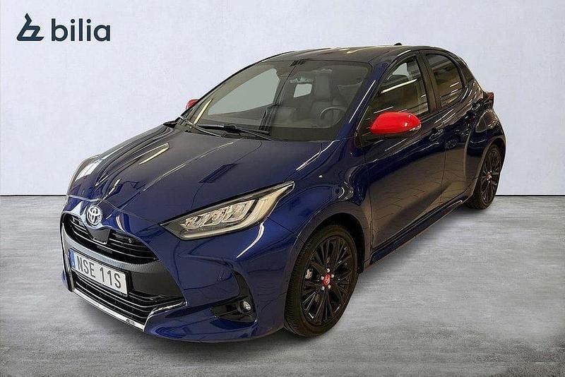 Mörkblå Begagnad 2021 Toyota Yaris Hybrid Style Halvkombi | 234 900 kr (Marknadspris) - Bild 1/4