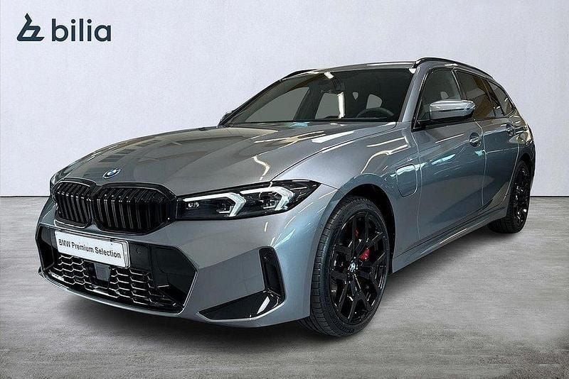Grå Begagnad 2025 BMW 330e M Sport Kombi | 625 000 kr (Superpris) - Bild 1/4
