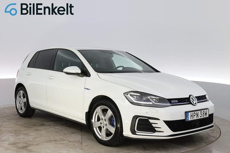 Vit Begagnad 2020 VW Golf VIII GTE Halvkombi | 204 800 kr (Bra pris) - Bild 1/4