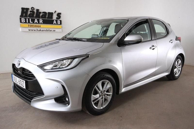 Silver Begagnad 2022 Toyota Yaris Hybrid Active Halvkombi | 209 500 kr (Marknadspris) - Bild 1/4
