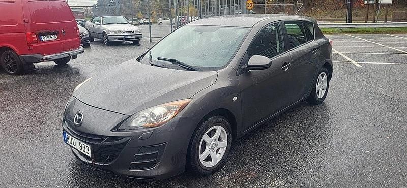 Grå Begagnad 2010 Mazda 3 Inclusive Halvkombi | 49 900 kr (Marknadspris) - Bild 1/4