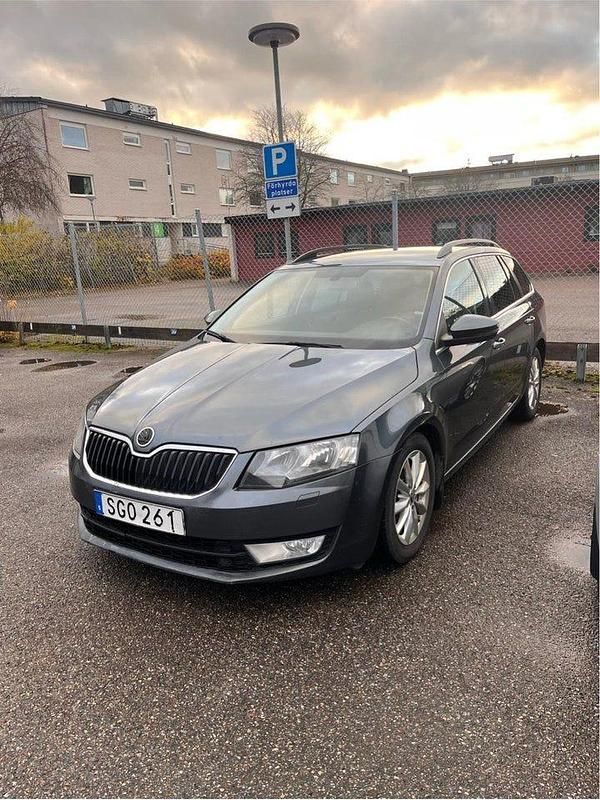 Grå Begagnad 2015 Skoda Octavia Ambition Kombi | 60 000 kr (Marknadspris) - Bild 1/4