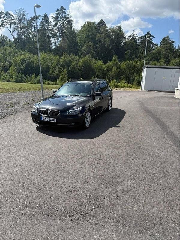 Svart Begagnad 2008 BMW 530 Advantage Kombi | 40 000 kr (Superpris) - Bild 1/4