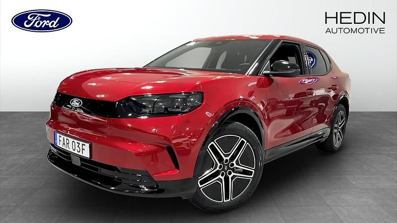 Röd (red) Begagnad 2024 Ford Capri Premium Halvkombi | 719 600 kr - Bild 1/4