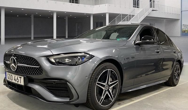 Grå Begagnad 2024 Mercedes C300e Premium Sedan | 569 000 kr (Lite dyr) - Bild 1/4