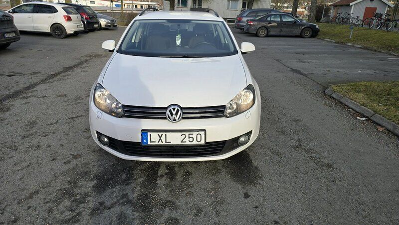 Vit Begagnad 2012 VW Golf Kombi | 47 000 kr (Marknadspris) - Bild 1/4
