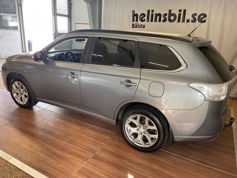 Begagnad Mitsubishi Outlander P-HEV Plus 122 HK (89 kW) 2014 Grå SUV