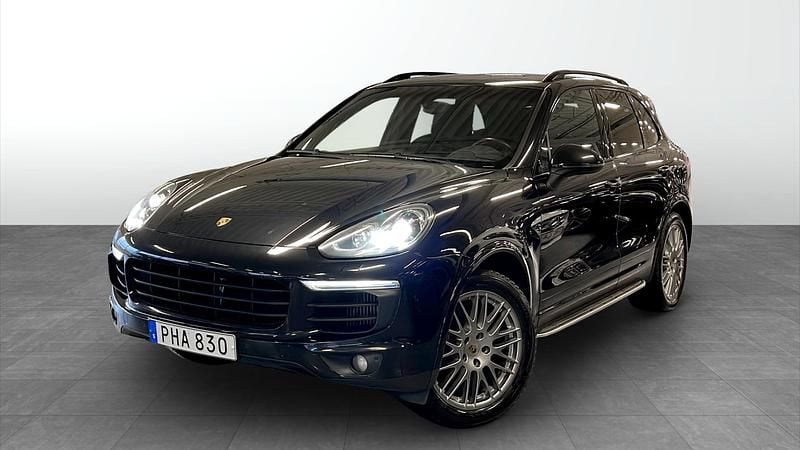 Svart (black) Begagnad 2017 Porsche Cayenne SUV | 439 900 kr (Marknadspris) - Bild 1/4