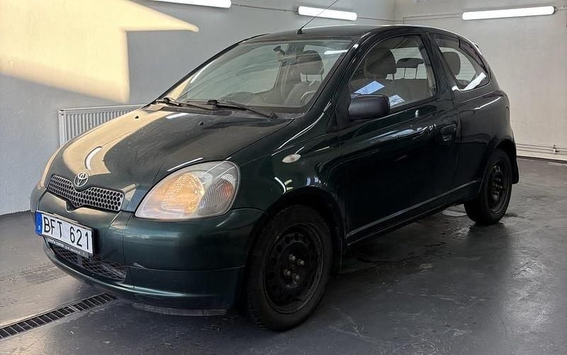 Mörkgrön Begagnad 2002 Toyota Yaris Halvkombi | 14 900 kr (Marknadspris) - Bild 1/4