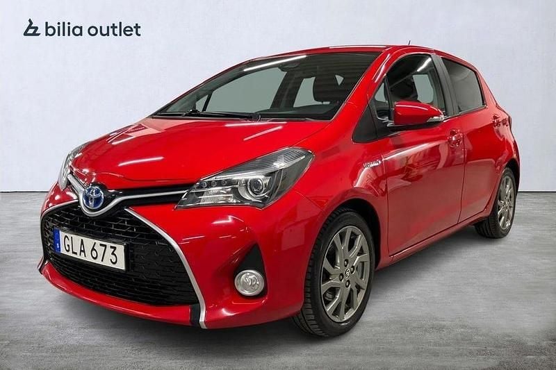 Röd Begagnad 2016 Toyota Yaris Hybrid Active Halvkombi | 139 800 kr (Marknadspris) - Bild 1/4