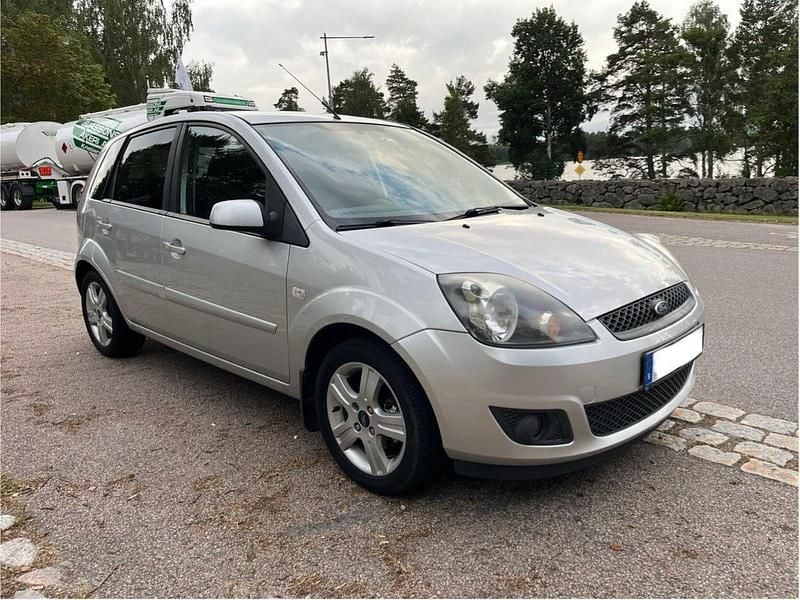 Grå Begagnad 2007 Ford Fiesta Halvkombi | 25 000 kr (Marknadspris) - Bild 1/4