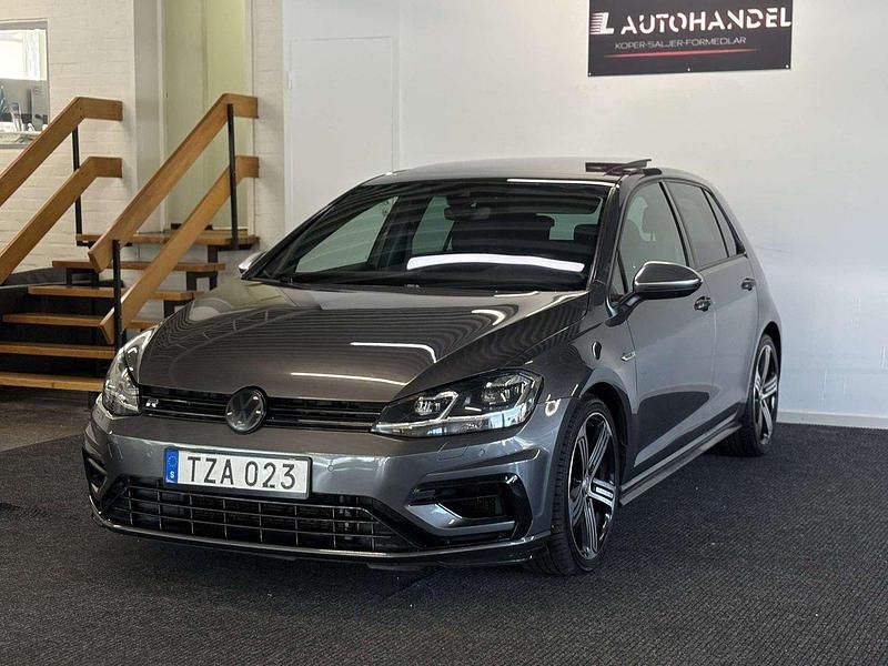 Mörkgrå Begagnad 2017 VW Golf VII R Halvkombi | 324 900 kr - Bild 1/4