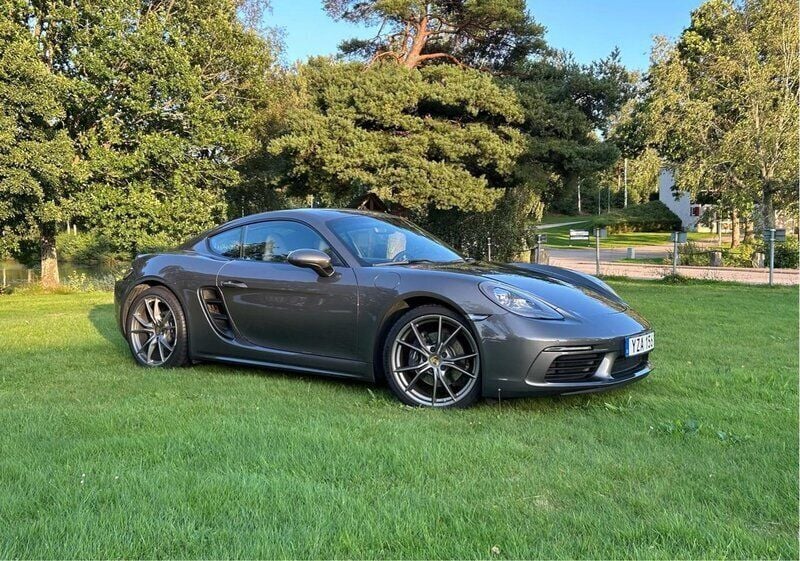 Grå Begagnad 2018 Porsche 718 Cayman Sportkupé | 610 000 kr - Bild 1/2
