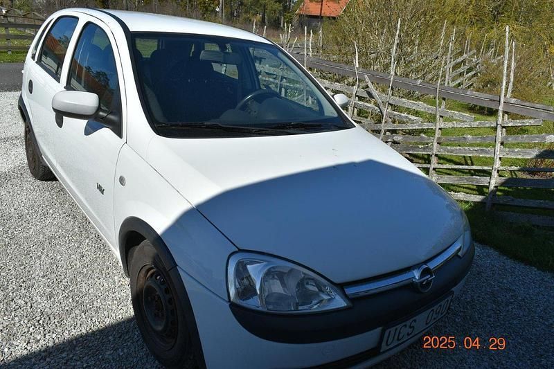 Vit Begagnad 2003 Opel Corsa Halvkombi | 19 800 kr (Marknadspris) - Bild 1/4