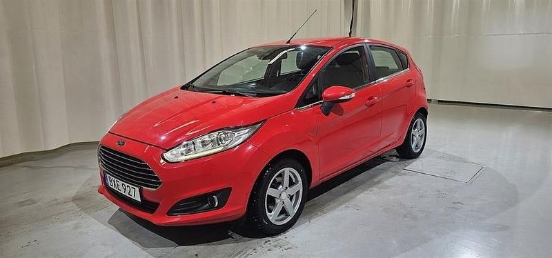 Begagnad Ford Fiesta 101 HK (74 kW) 2016 Röd Halvkombi