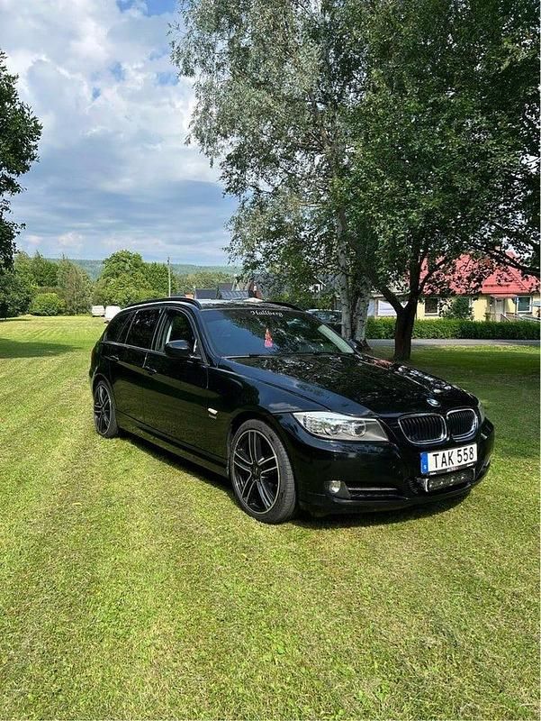 Begagnad 2012 BMW 320 Kombi | 99 000 kr (Bra pris) - Bild 1/4