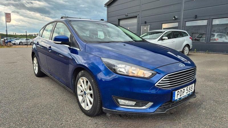Blå Begagnad 2016 Ford Focus Titanium Halvkombi | 59 900 kr (Marknadspris) - Bild 1/4