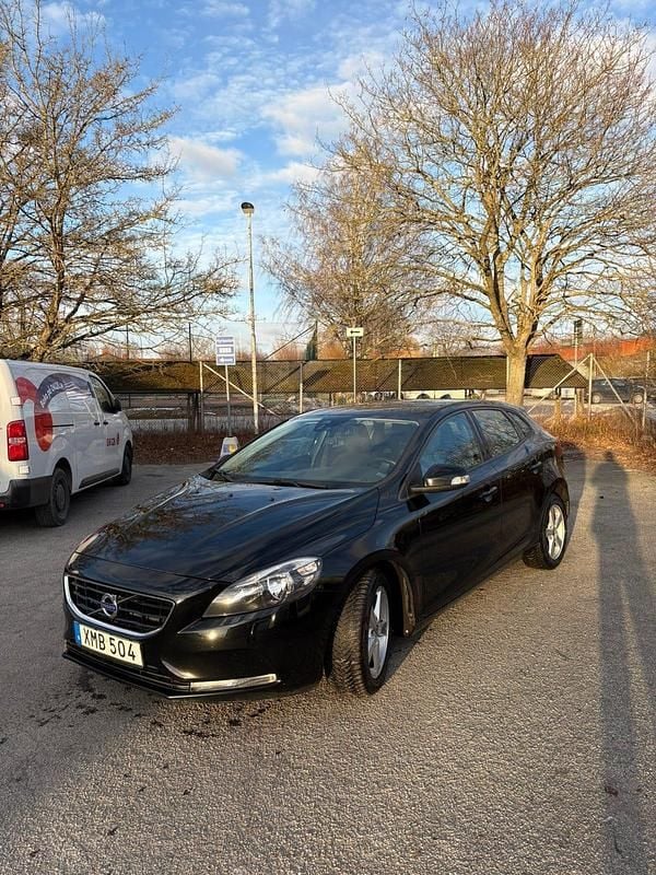 Svart Begagnad 2016 Volvo V40 | 105 000 kr (Marknadspris) - Bild 1/4
