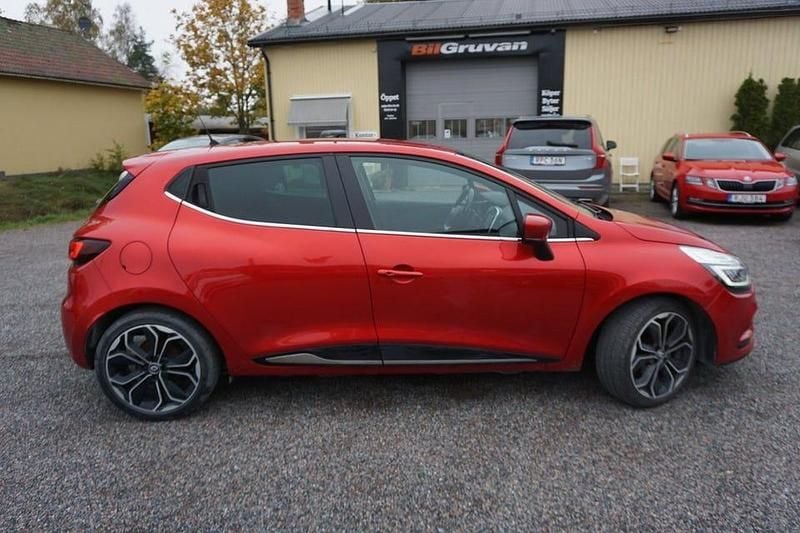 Begagnad Renault Clio IV Intens 90 HK (66 kW) 2017 Röd Halvkombi