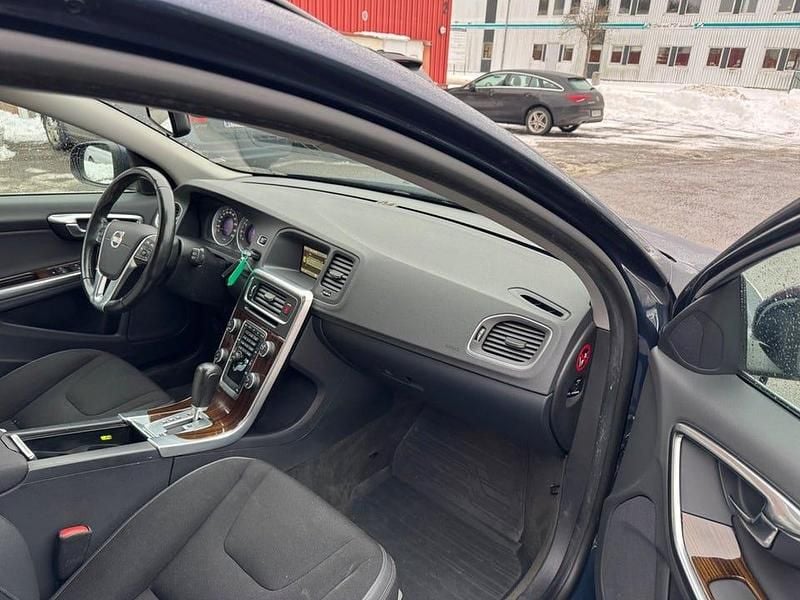 Begagnad Volvo V60 Momentum 180 HK (132 kW) 2011 Blå Kombi