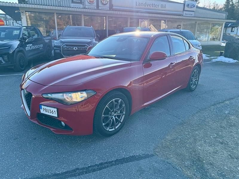 Begagnad Alfa Romeo Giulia 180 HK (132 kW) 2016 Röd Sedan