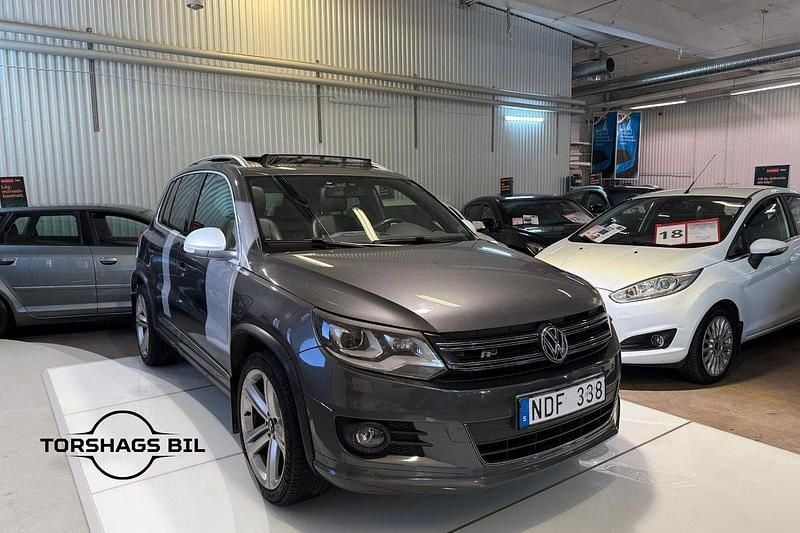 Mörkgrå (grå) Begagnad 2013 VW Tiguan R-line SUV | 104 900 kr (Marknadspris) - Bild 1/3
