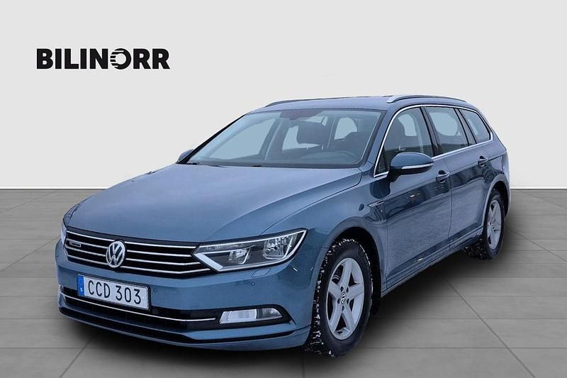 Blå Begagnad 2016 VW Passat Kombi | 184 900 kr (Lite dyr) - Bild 1/4