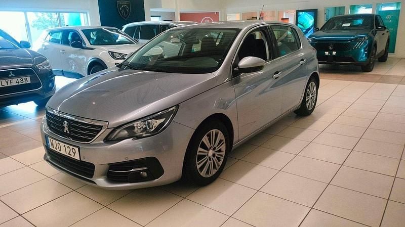 Grå Begagnad 2020 Peugeot 308 Allure Halvkombi | 134 899 kr (Marknadspris) - Bild 1/4