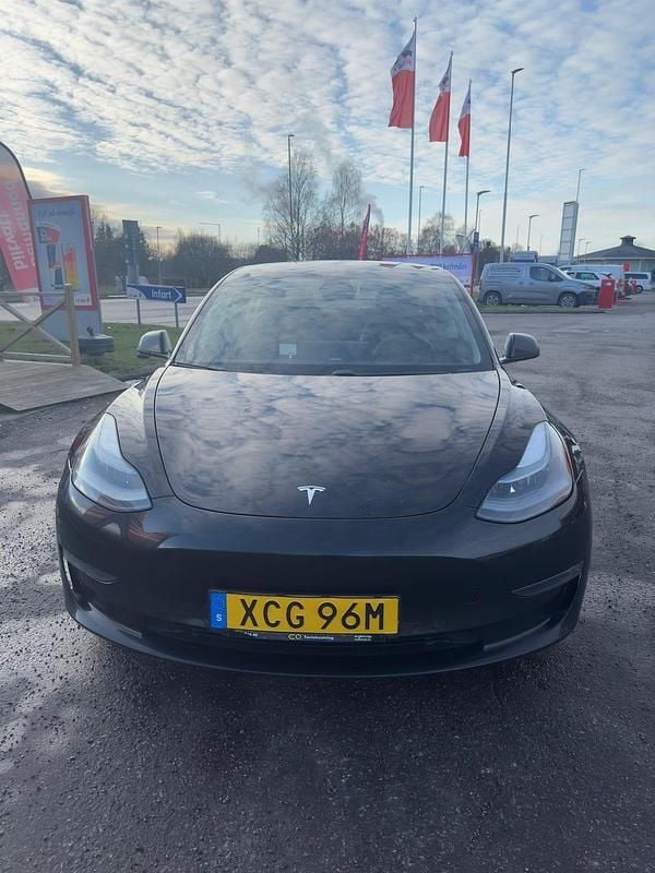 Begagnad 2023 Tesla Model 3 Sedan | 249 000 kr (Dyr) - Bild 1/4