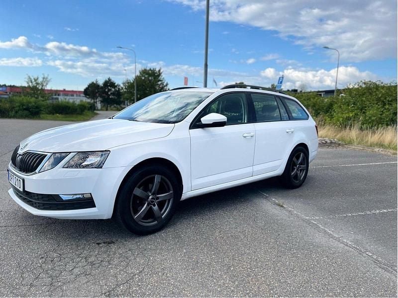 Vit Begagnad 2019 Skoda Octavia Kombi | 79 900 kr (Marknadspris) - Bild 1/4