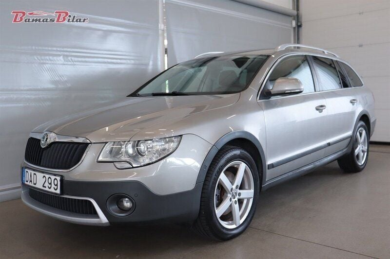 Brun Begagnad 2013 Skoda Superb Elegance Kombi | 64 900 kr (Marknadspris) - Bild 1/4