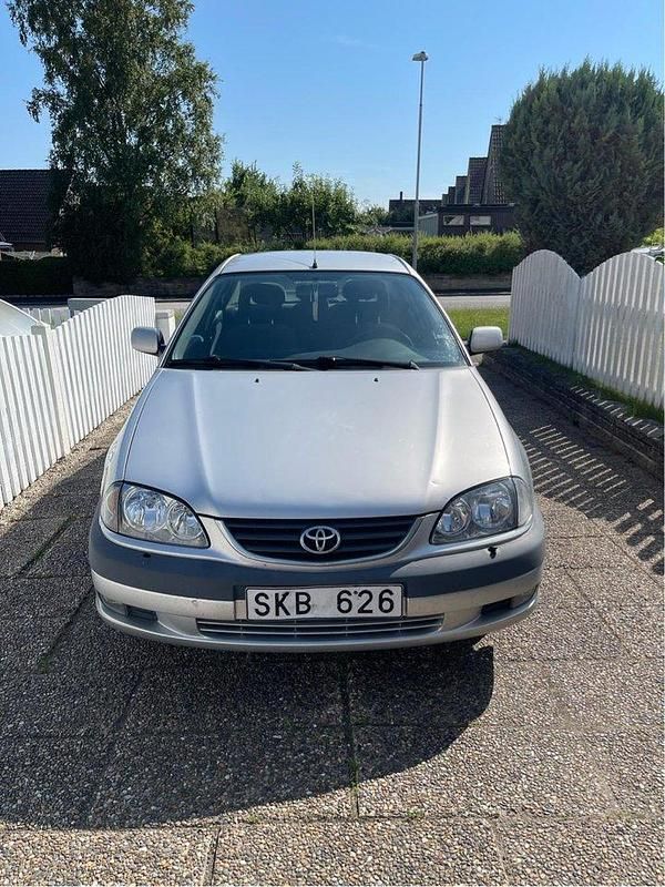 Silver Begagnad 2001 Toyota Avensis Sedan | 20 000 kr (Bra pris) - Bild 1/4