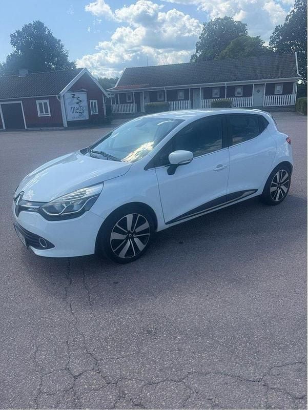 Vit Begagnad 2015 Renault Clio IV Halvkombi | 65 000 kr (Marknadspris) - Bild 1/4